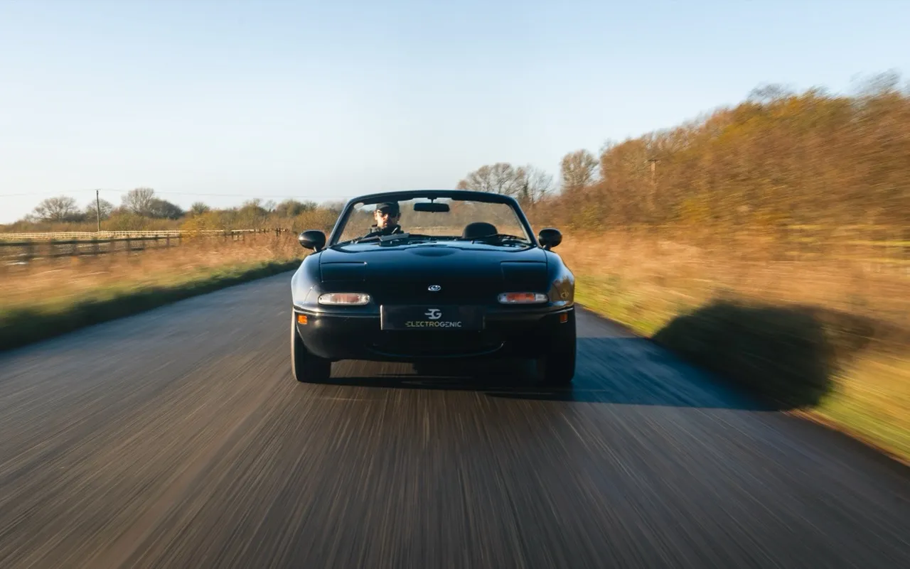 Rinkinys žada „miklų“ 150 mylių elektrinį MX-5 Miata