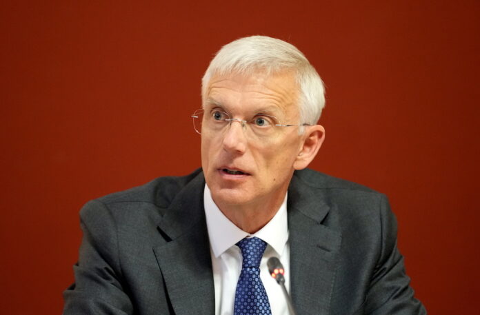 Skandalingas Latvijos ekspremjeras palieka „Vienybės“ valdybą; kritikuoja partijos pensijų politiką